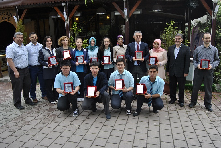 Başarılarını paylaşan liselilere plaket