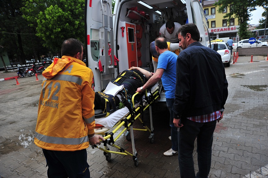 Ihlamur toplarken düşüp yaralandı