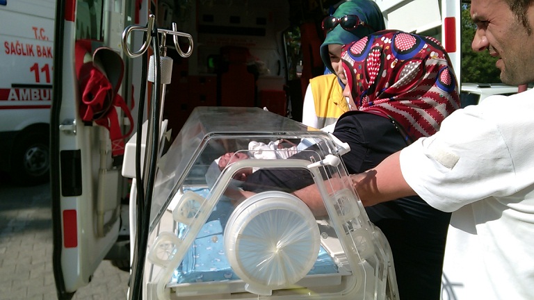 İkiz bebekler hayata tutunmaya çalışıyor