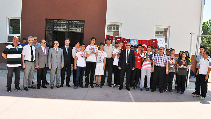 Masa tenisinde dereceye girenleri ödülleri verildi