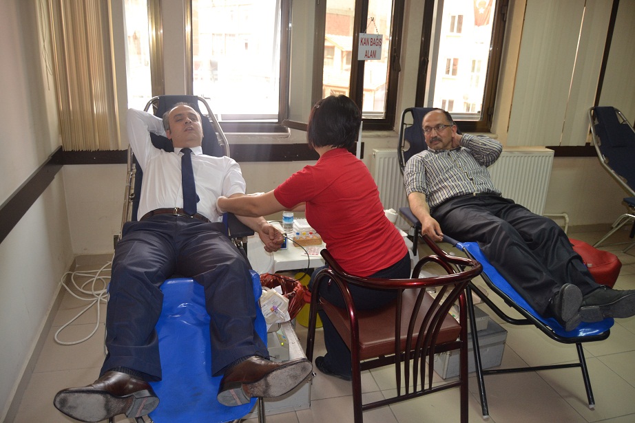 AK Parti’den Kızılay’a kan bağışı desteği