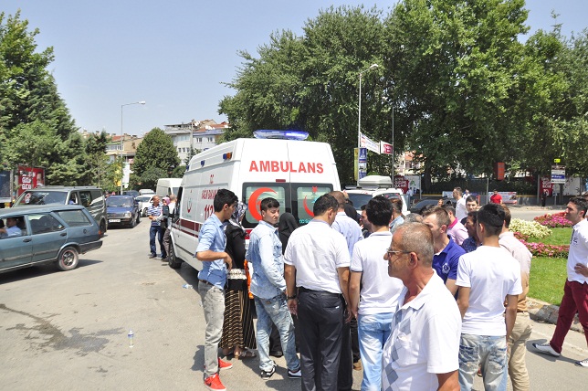 Kavşak kazasında iki kişi yaralandı