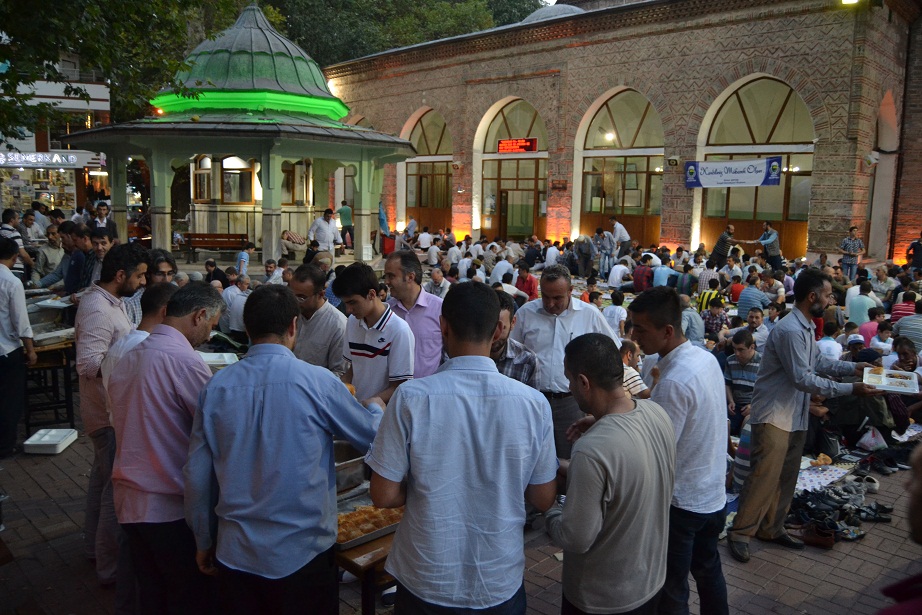 İshakpaşa’dan 1000 kişilik iftar