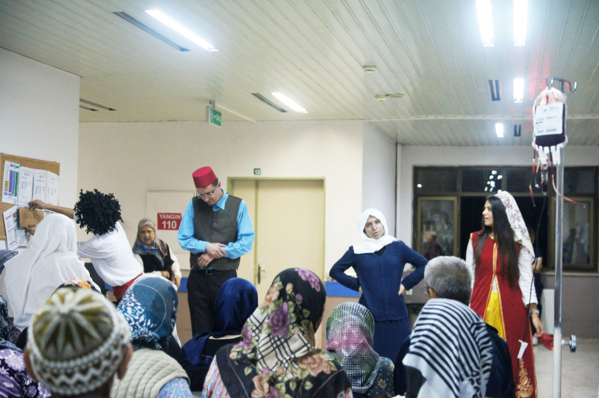 Hastalara moral amaçlı özel tiyatro