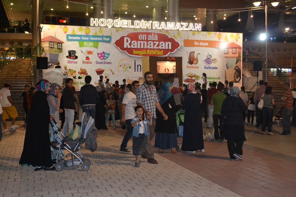 Ramazan’ın keyfi İnegöl AVM’de