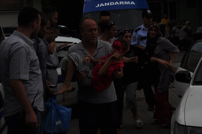 Devrilen demir kapı çocuğu yaraladı