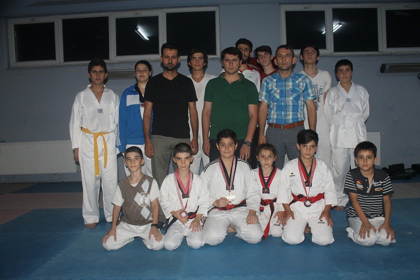 Kafkas Taekwondo üç madalya ile döndü