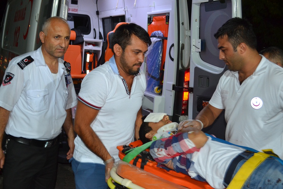 Motosiklet ile kamyonetin çarpıştı: 2 yaralı