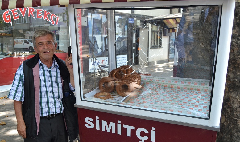 Şahin Amca, simitçilikten emekli oldu