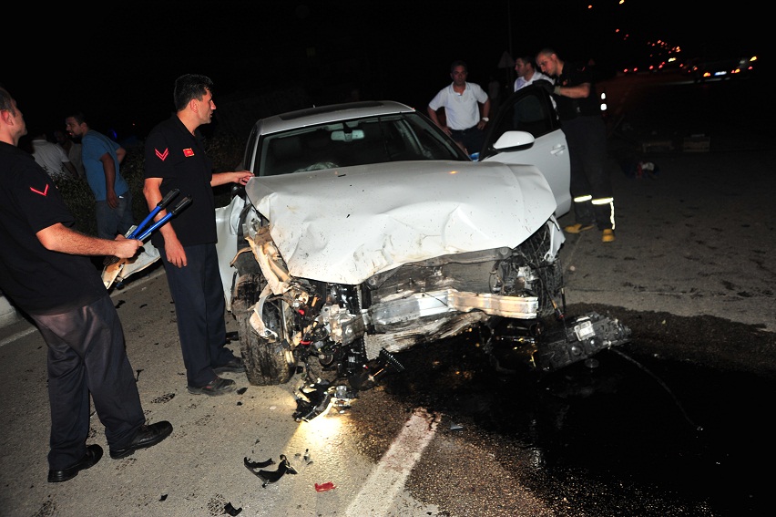 Düğüne giderken kaza yaptılar