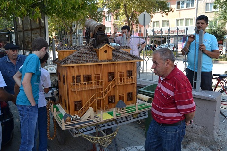 Seyyar satıcının eserleri görenleri büyüledi
