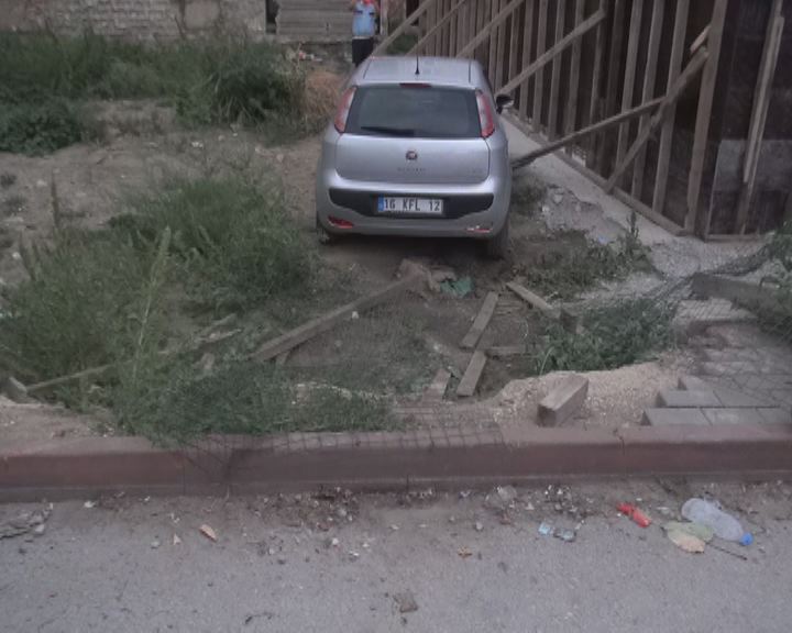 Çocuk yola fırladı, sürücü araziye uçtu