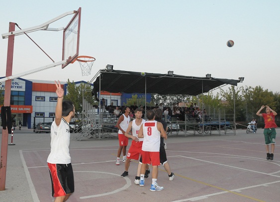 Sokak basketbolu ve voleybol turnuvası