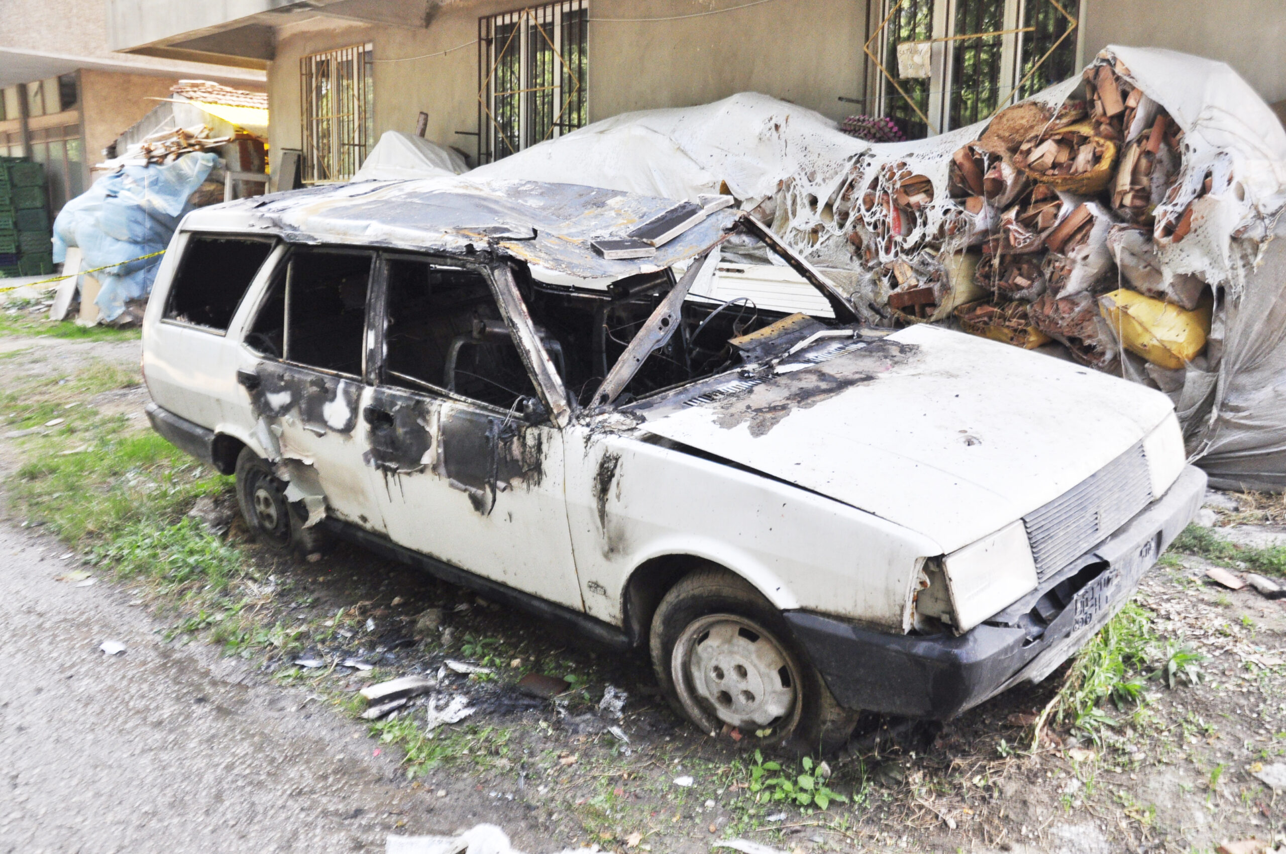 Sigara izmariti aracı yaktı