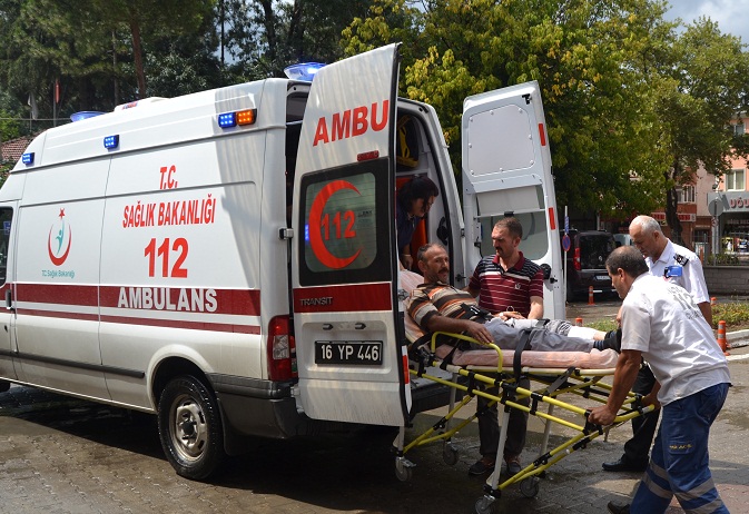 Gübre atarken dalgınlıkla kendini yaraladı