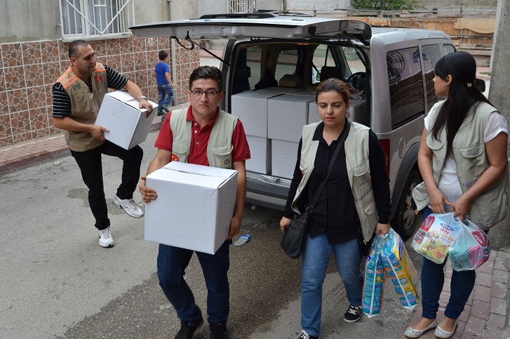 Almanya’dan gelip Suriyelilere yardım dağıttılar