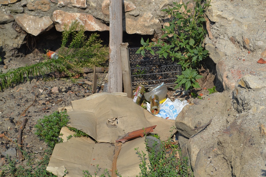 Beylik Hanı’nda içki kutuları