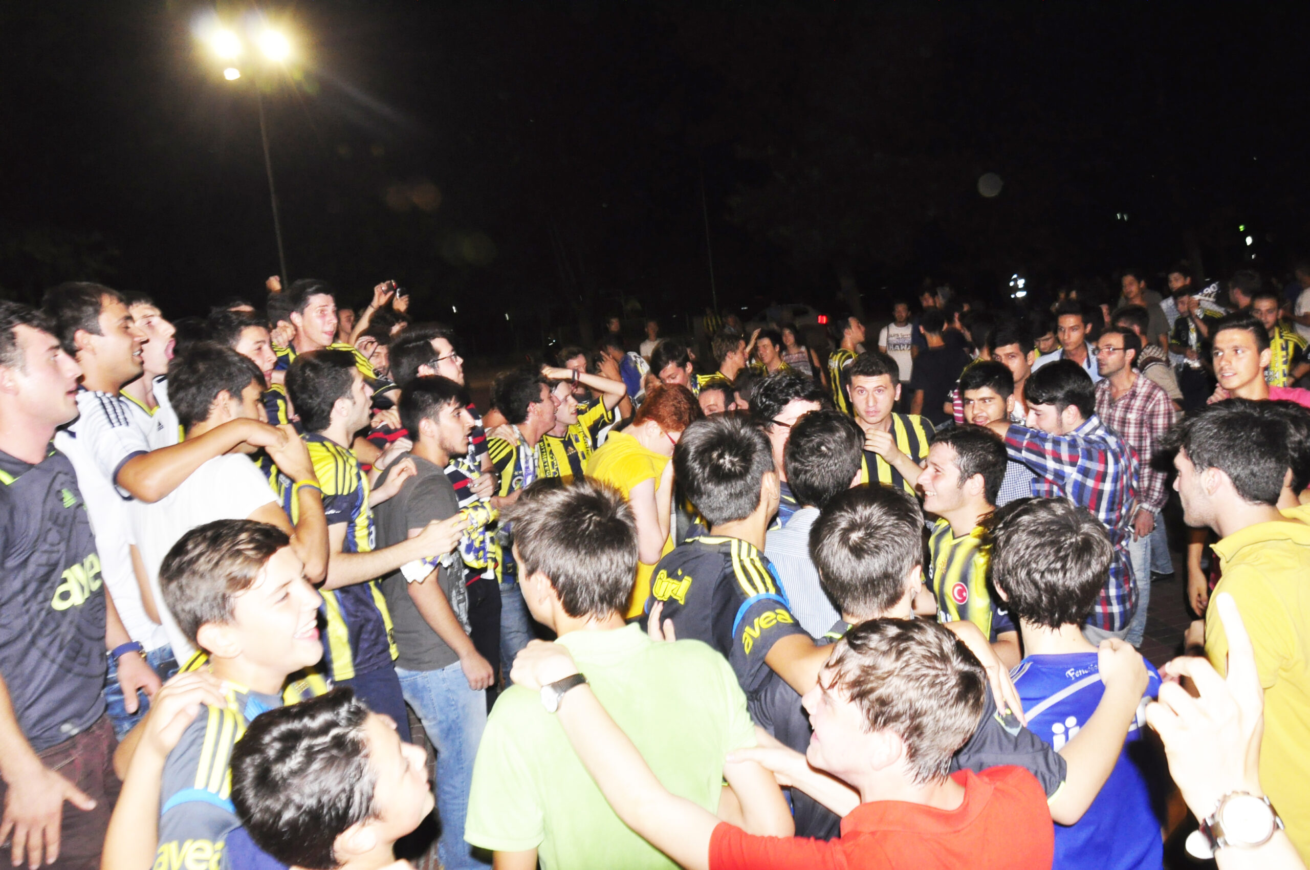 Derbi sonrası İnegöl sokağa döküldü