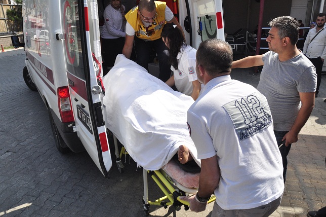 Camları yıkarken elektriğe kapıldı