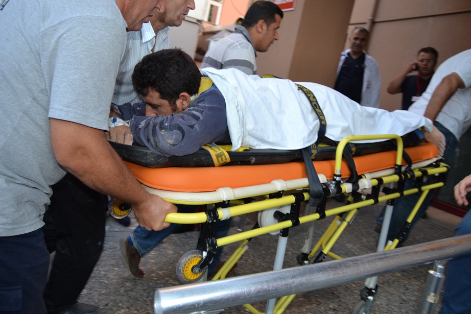 3 katlı evin çatısından düştü