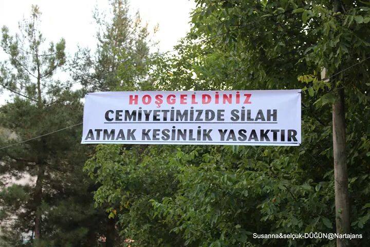 Düğünde anlamlı pankart