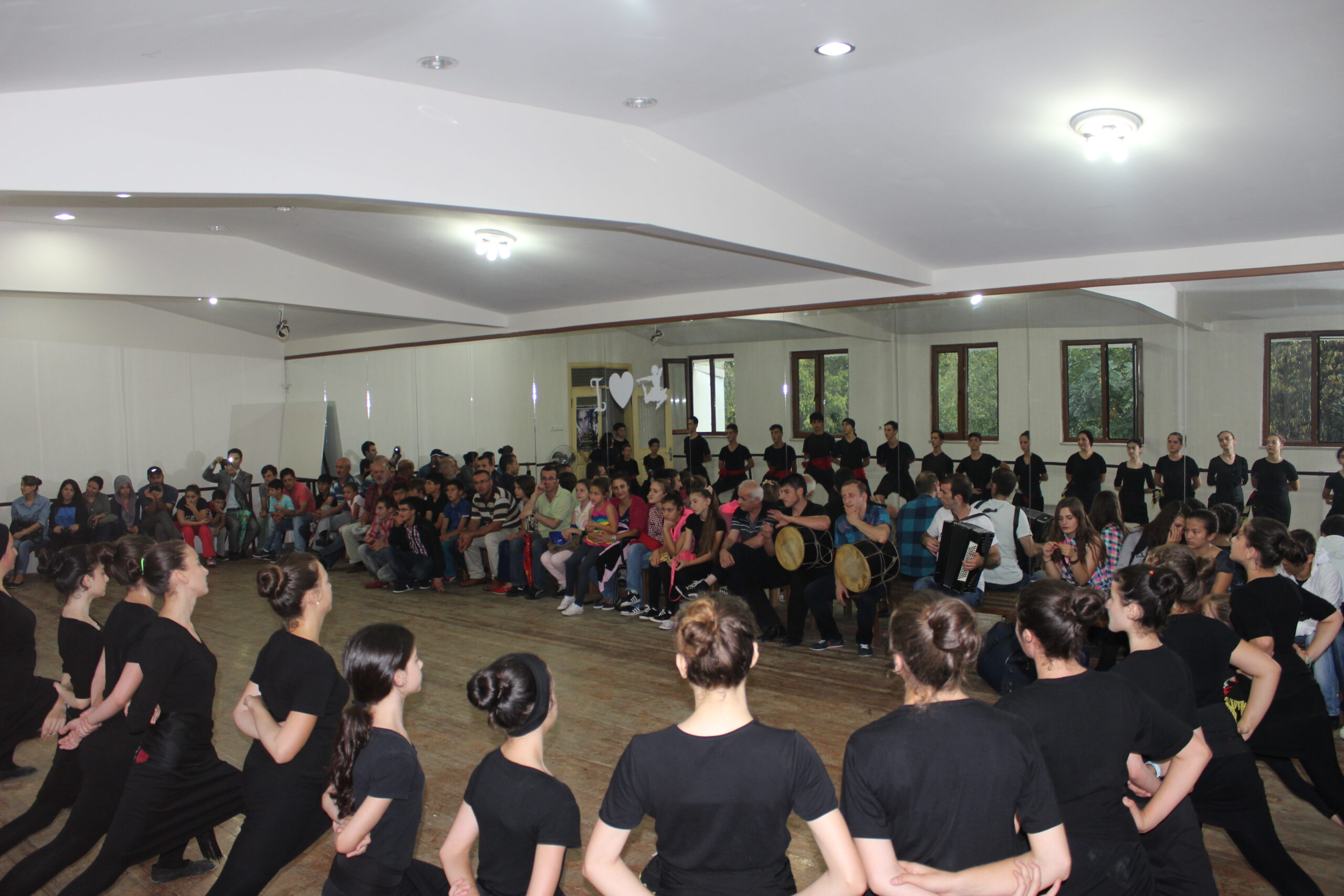 Kafkas Folklor profesyonellik yolunda