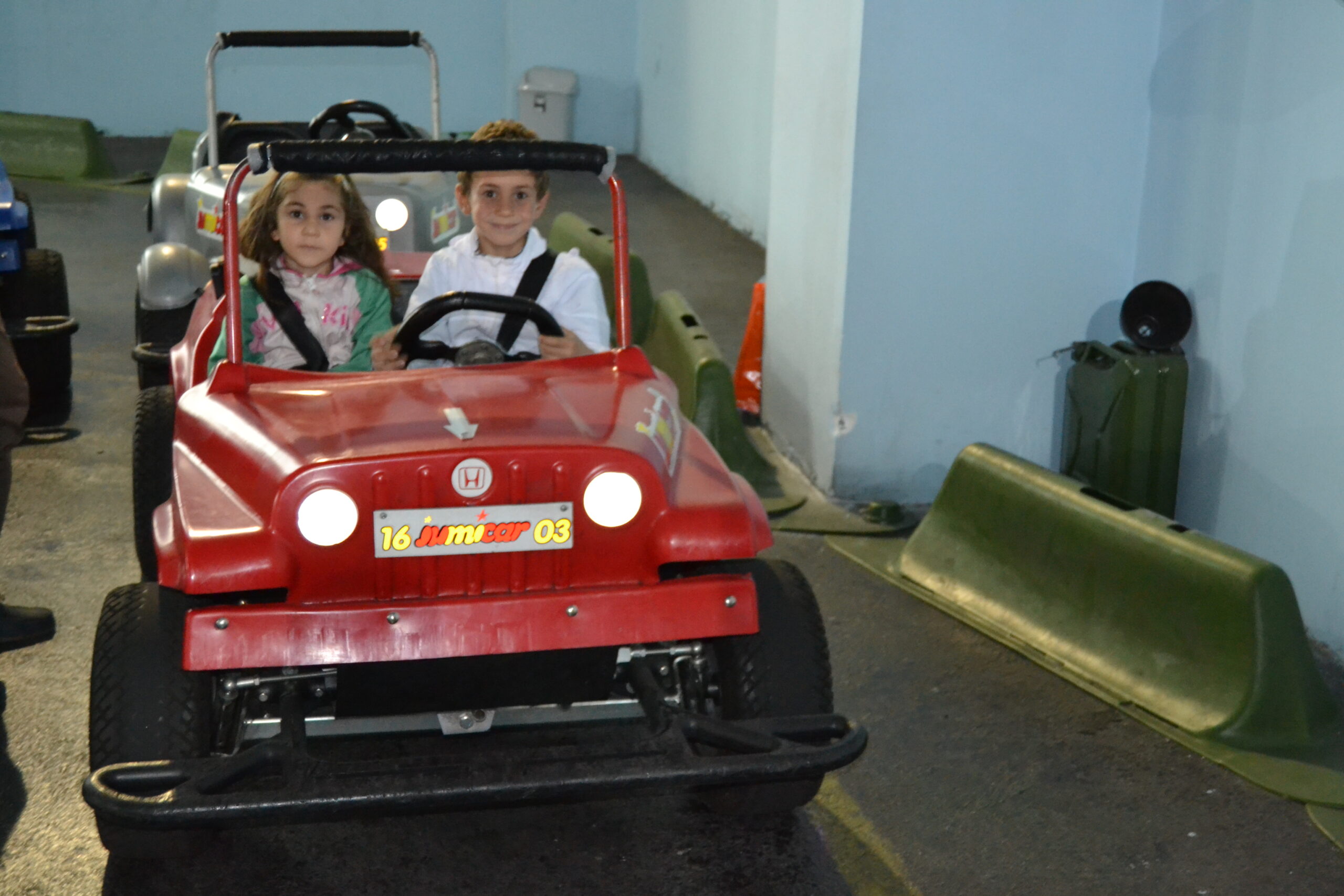 Çocuklar kuralları öğrenip ehliyet alıyorlar