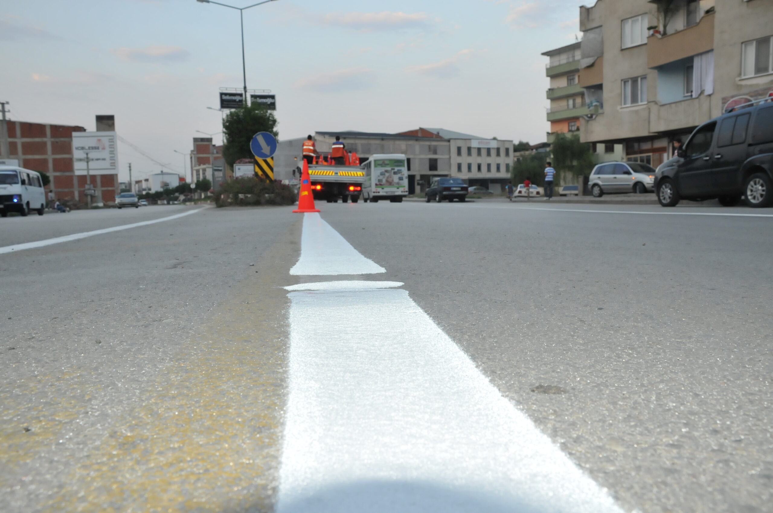 Yol çizgileri yenileniyor