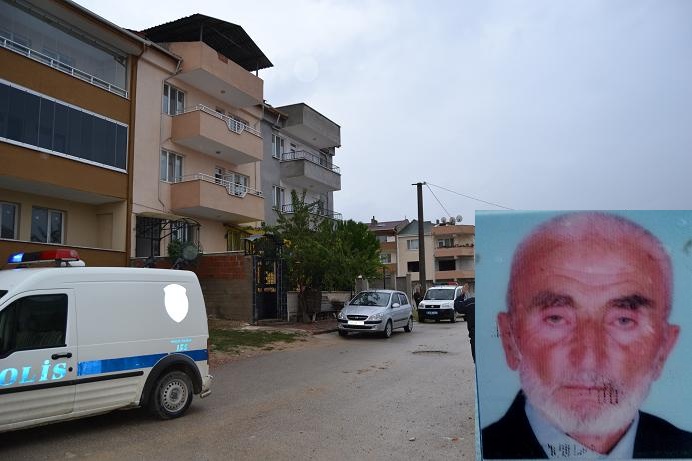 Evinin çatısında kendi astı