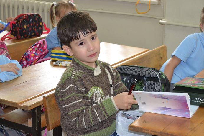 Türkçe bilmeden okumaya çalışıyorlar