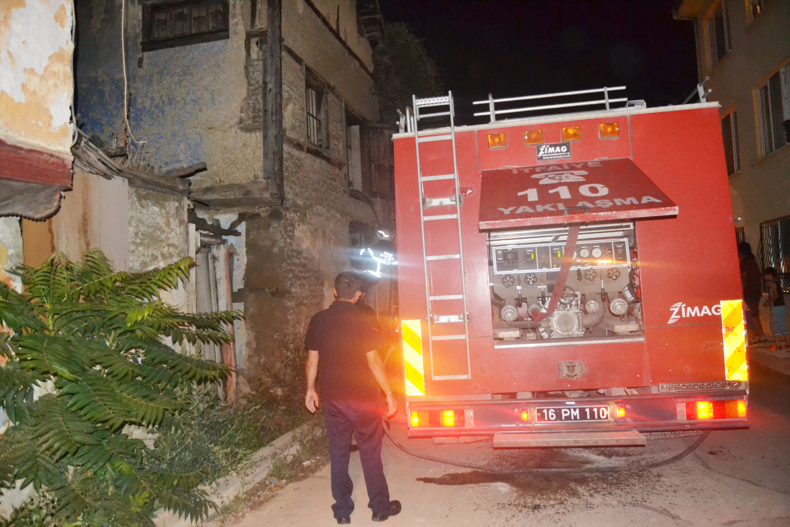 Metruk binada çıkan yangın korkuttu