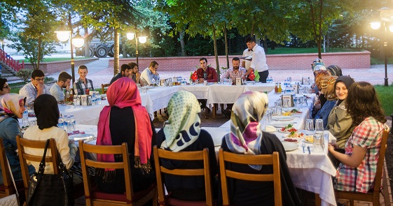 Saloni’den öğrencilere akşam yemeği