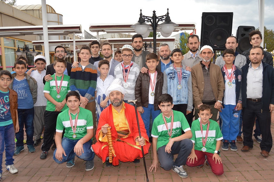 Cami gençleri doyasıya eğlendi