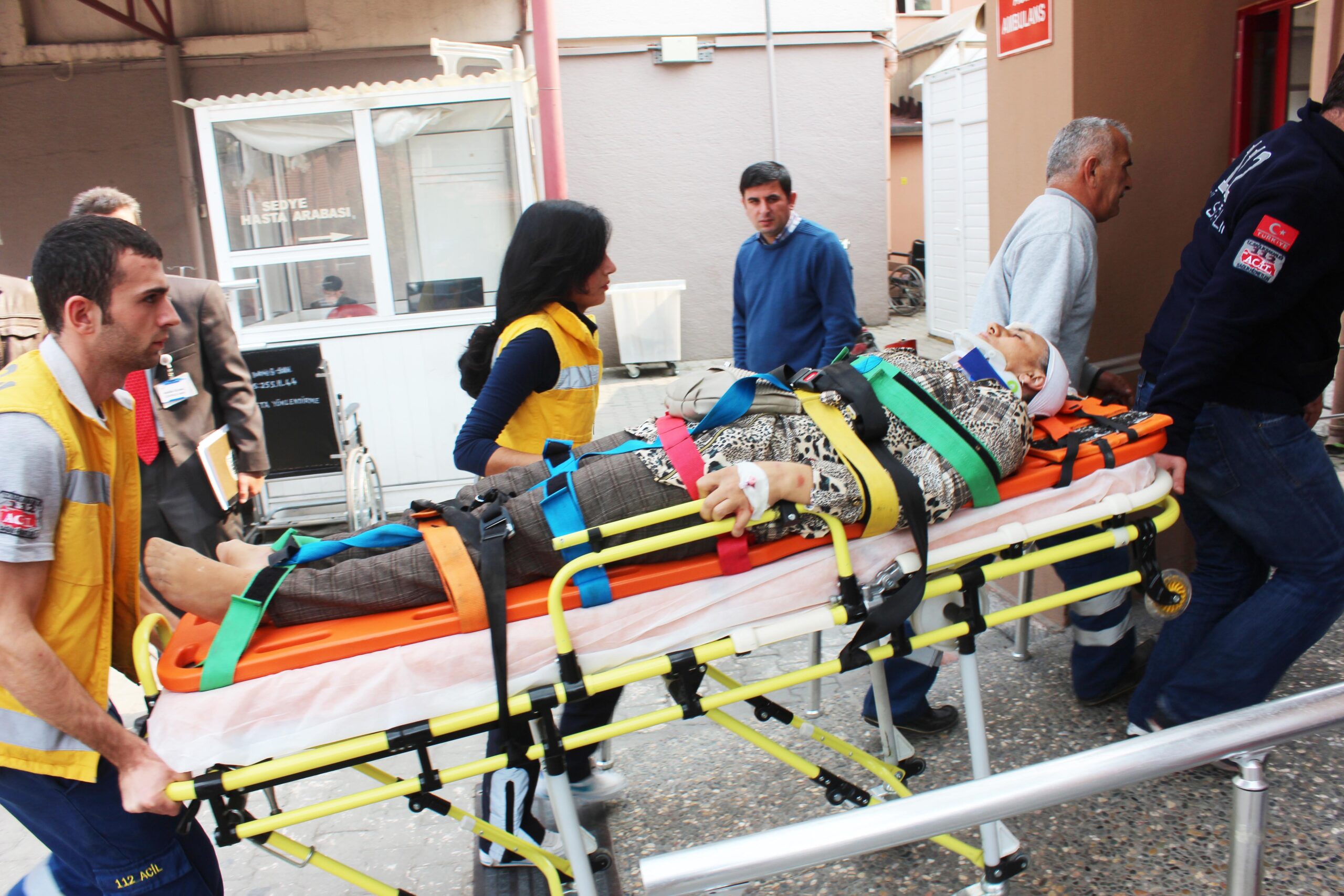 Oğlunu okula götürürken kaza yaptı