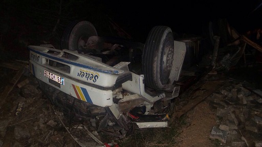 Kamyonun altında feci şekilde can verdi