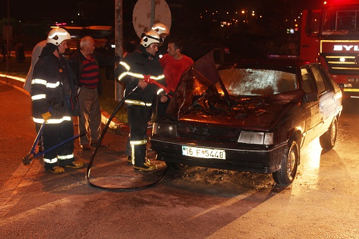 Seyir halindeki otomobil alev aldı