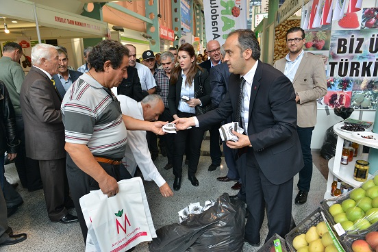 Aktaş, tarım fuarında ayçekirdeği dağıttı
