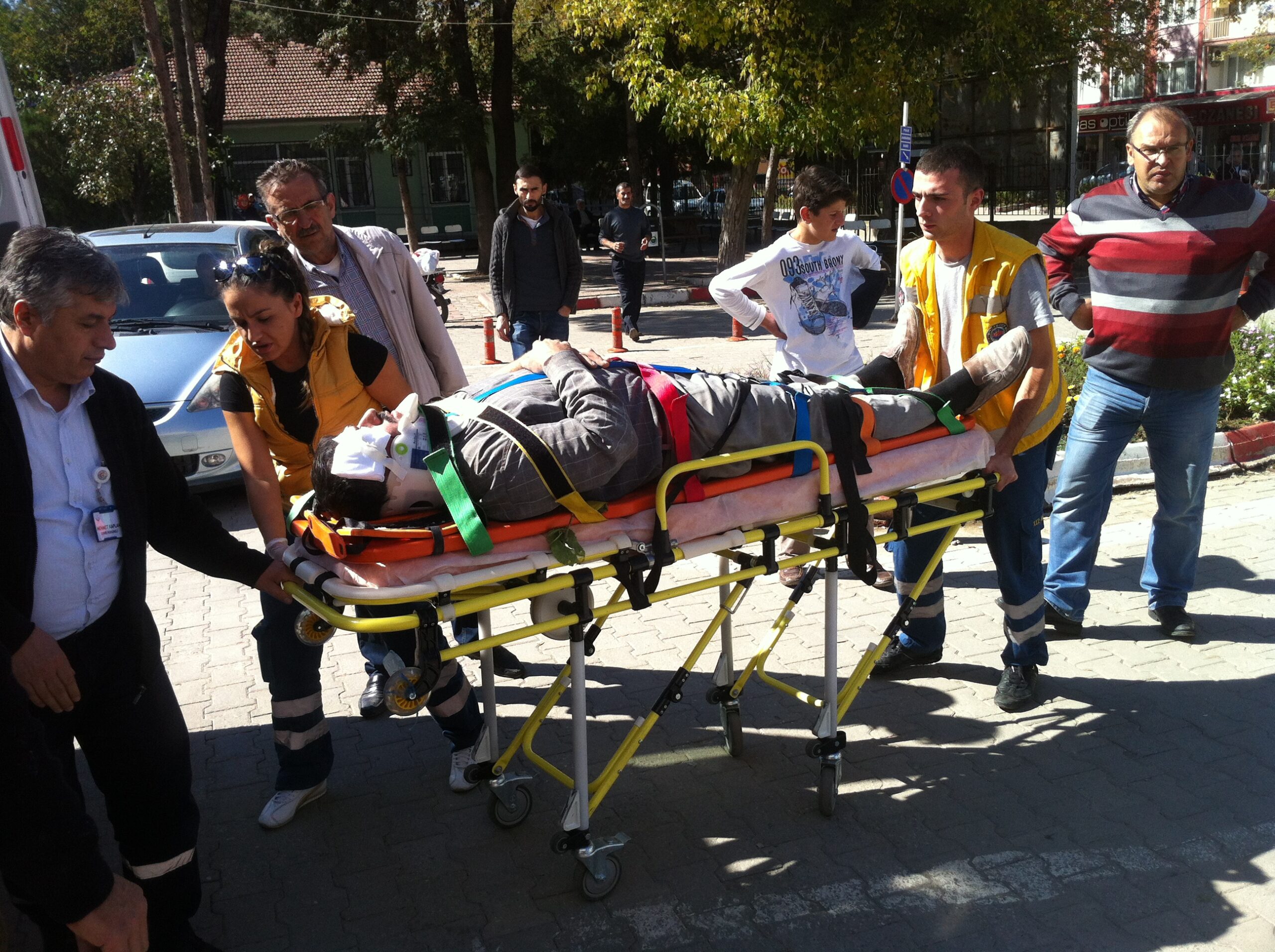 İskeleden düşen işçi yaralandı