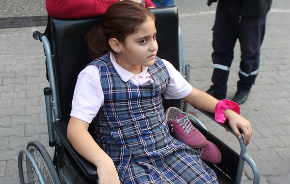 Öğrencinin üzerine kapı devrildi