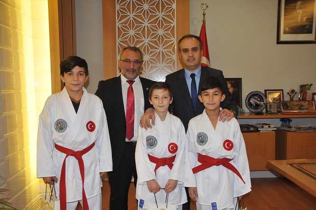 Madalyalar Girne’den hediyeler Aktaş’tan