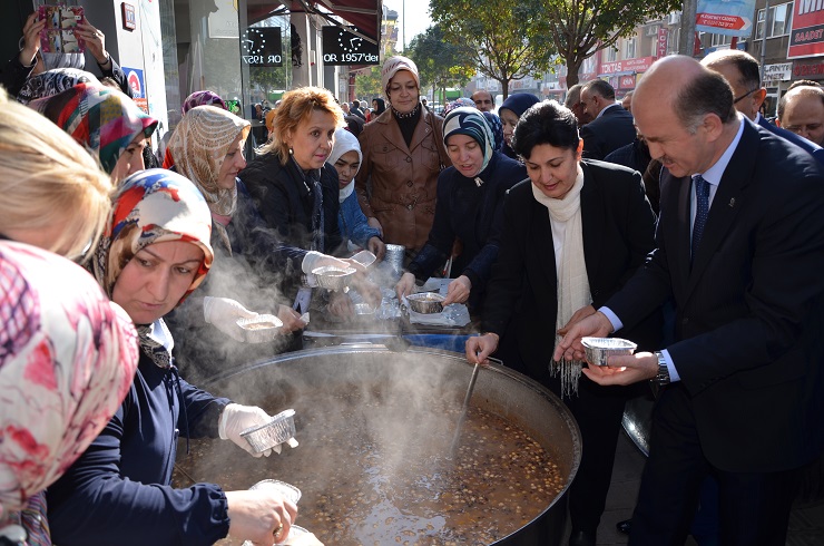 AK kadınlar geleneğini sürdürdü