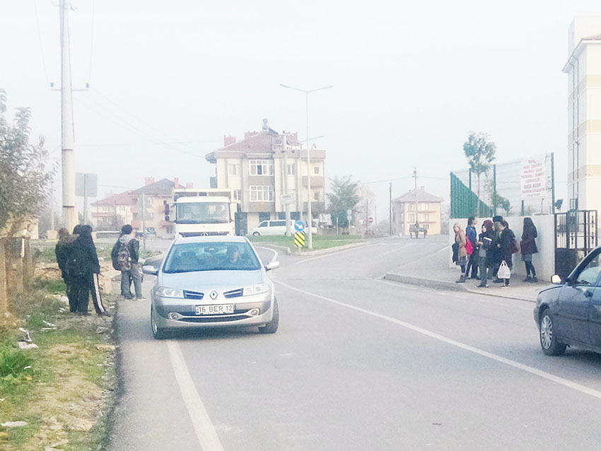 Öğrenciler yol ortasında dolmuş bekliyor