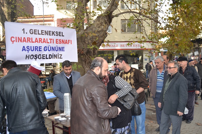 Çınarlaraltı Esnaflarından aşure ikramı