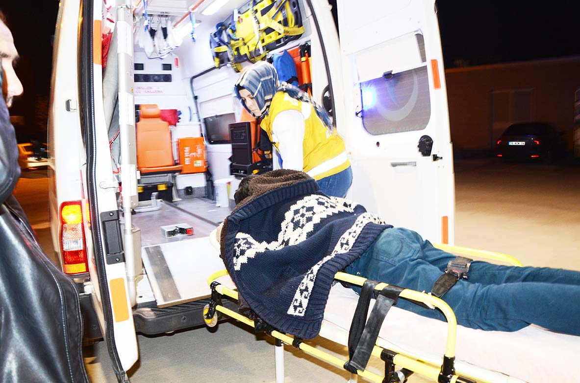 Öğrenciyi sırtından bıçakladılar