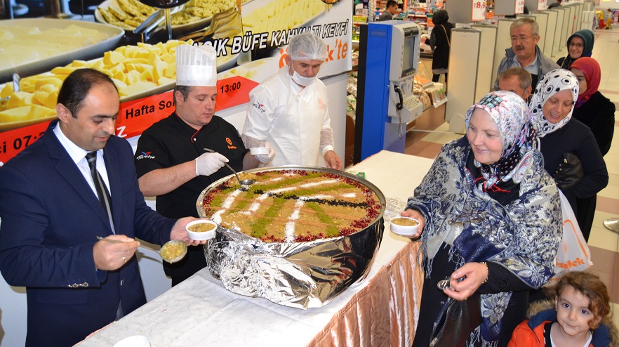 Özdilek’ten 3 bin kişilik aşure ikramı