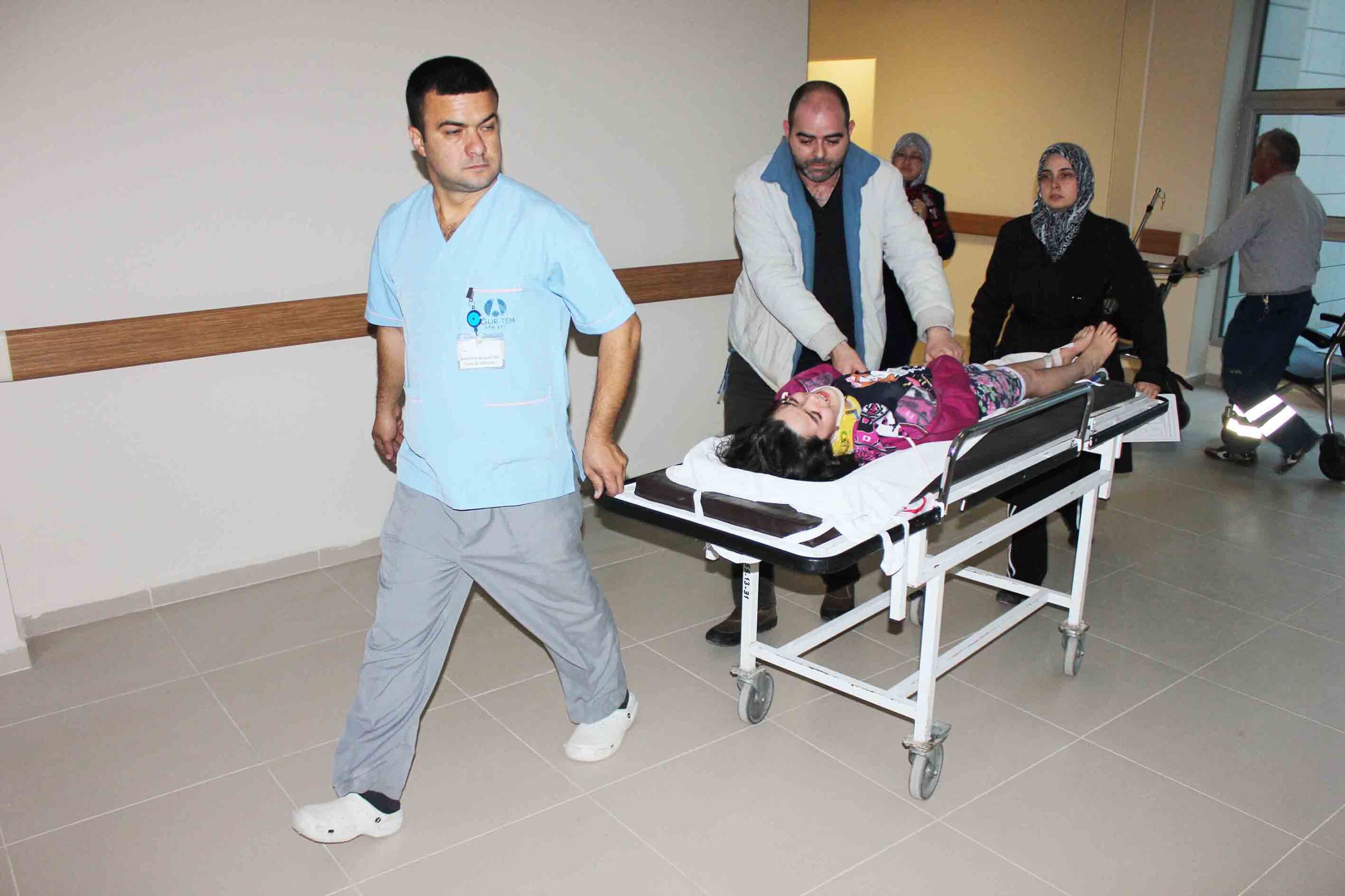 Otomobilin çarptığı küçük kız yaralandı