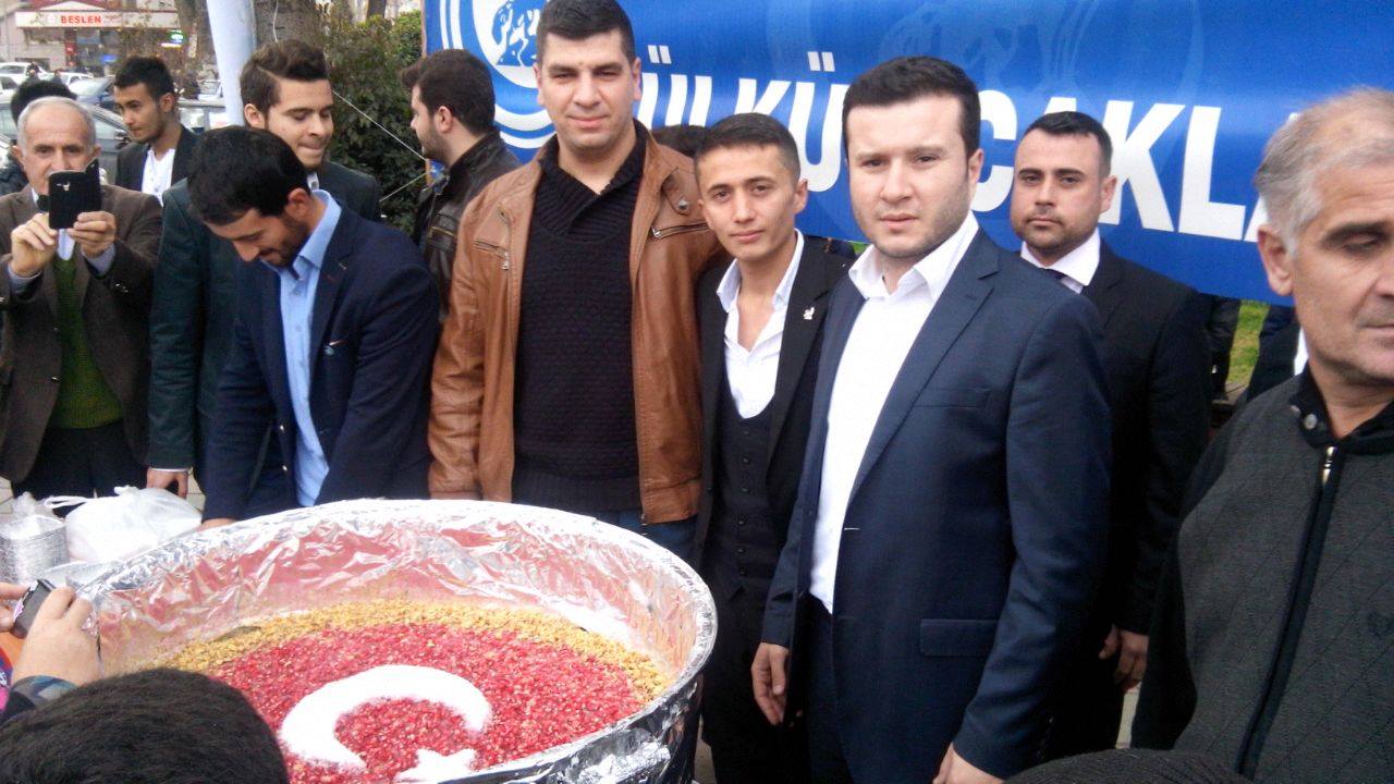 Ülkücülerden Türk bayraklı aşure