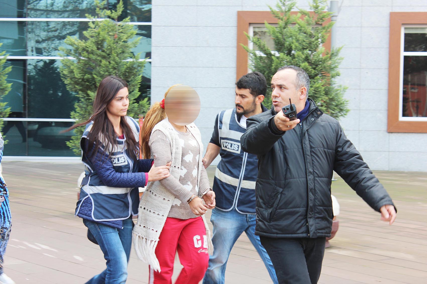 Gençlere uyuşturucu satarken yakalandı