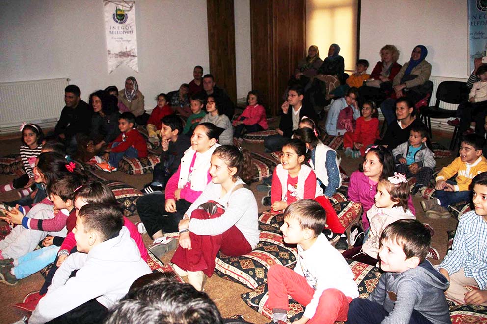 Çocuklar Hacivat-Karagöz ile eğlendi