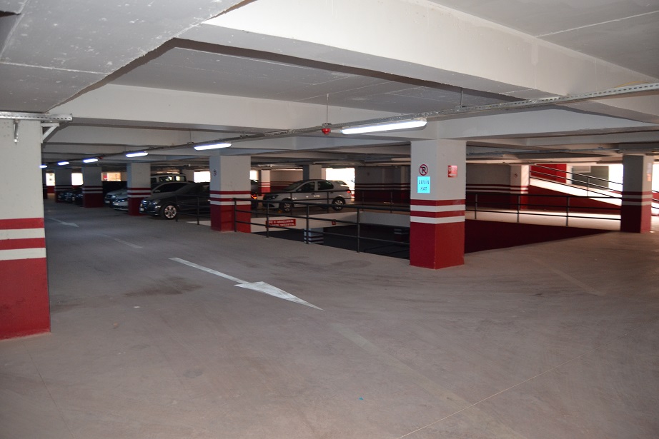 Otopark boş, yol kenarları dolu